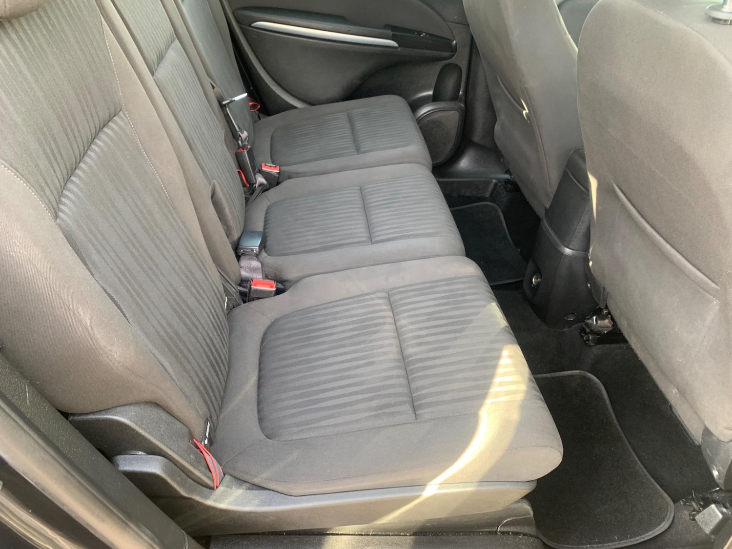 Used Vauxhall Zafira Tourer 2015 for sale - 77927839: Photo 17