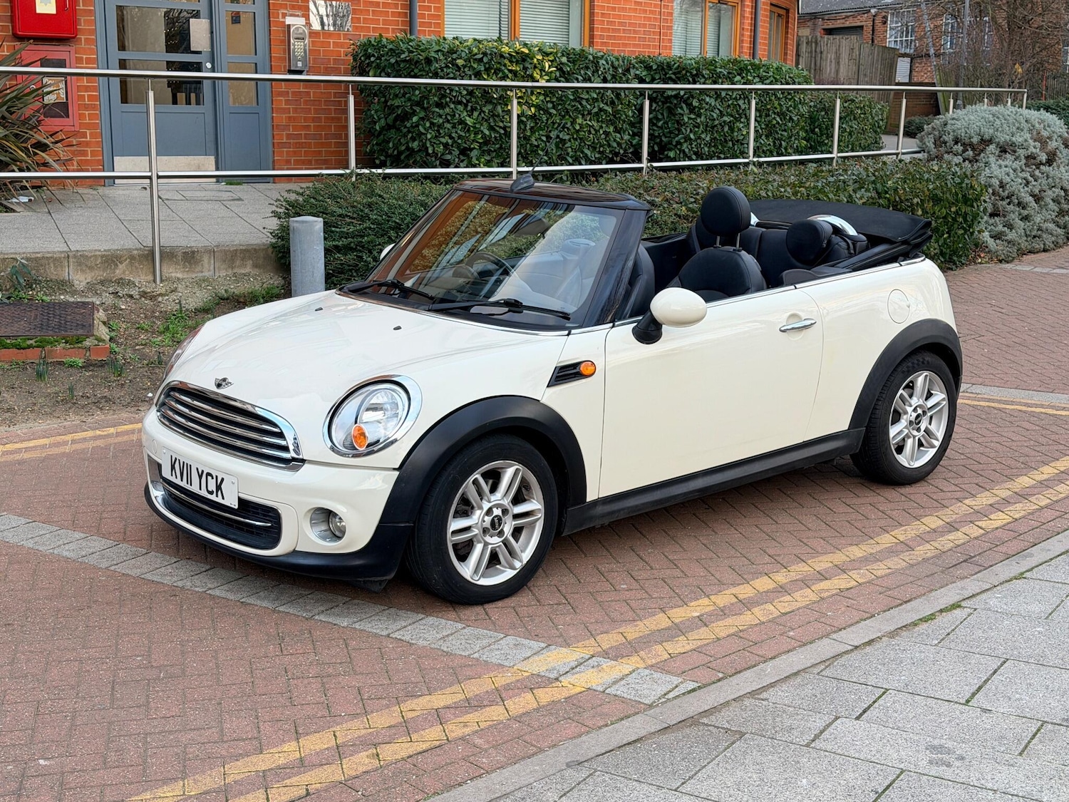 Used MINI Convertible 2011 for sale - 78029213: Photo 2