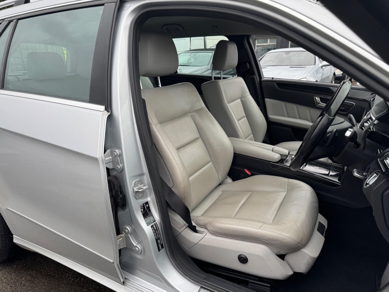 Used Mercedes-Benz E Class 2011 for sale - 77762598: Photo 2