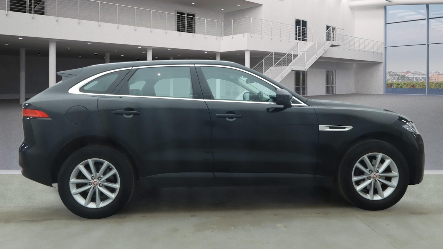 Used Jaguar F-Pace 2017 for sale - 77942373: Photo 2