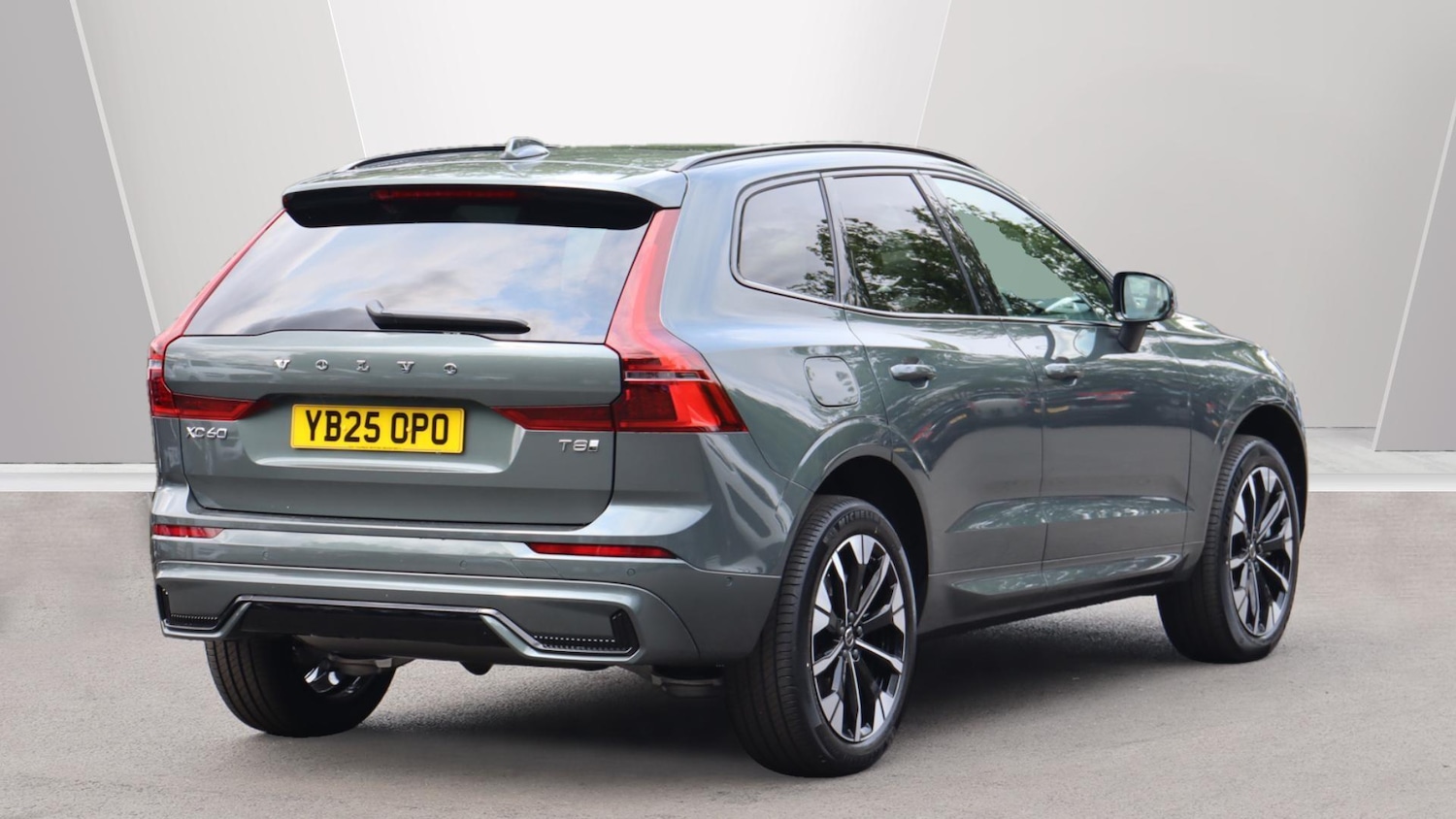 Used Volvo XC60 2025 for sale - 76012333: Photo 2