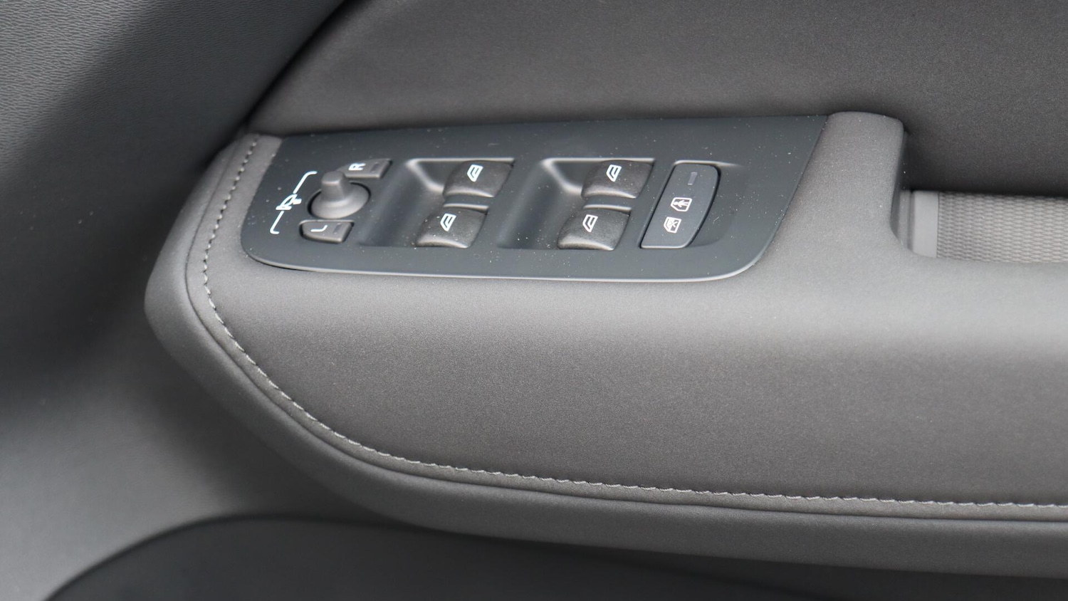 Used Volvo XC60 2025 for sale - 76012333: Photo 24