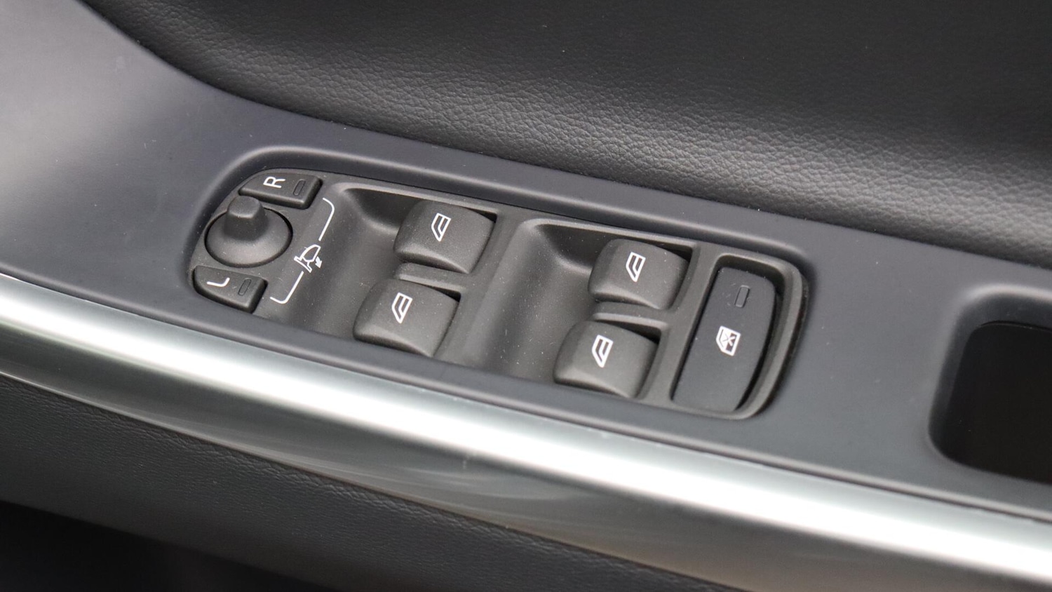 Used Volvo XC60 2017 for sale - 76349236: Photo 24