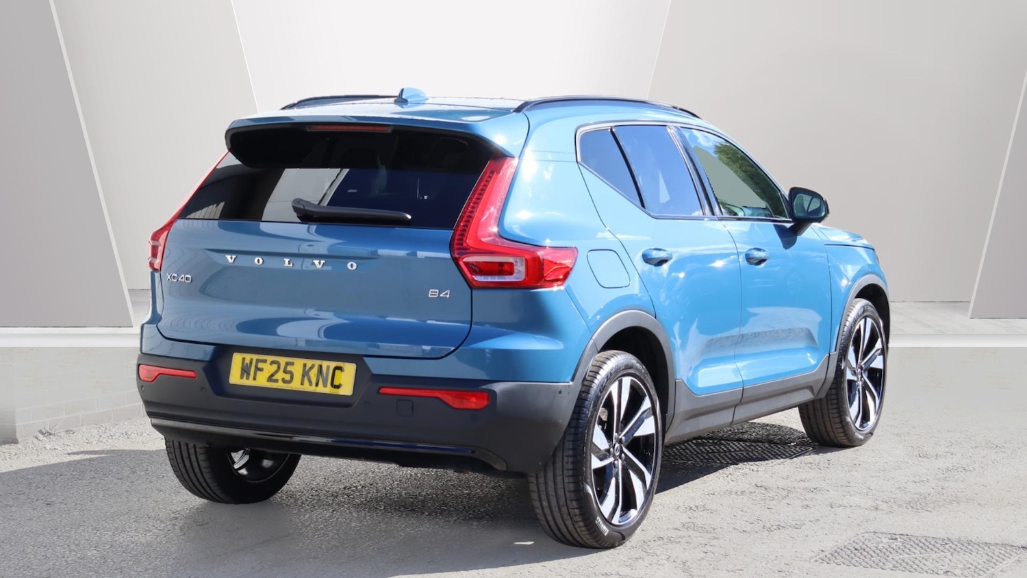 Used Volvo XC40 2025 for sale - 76109083: Photo 2