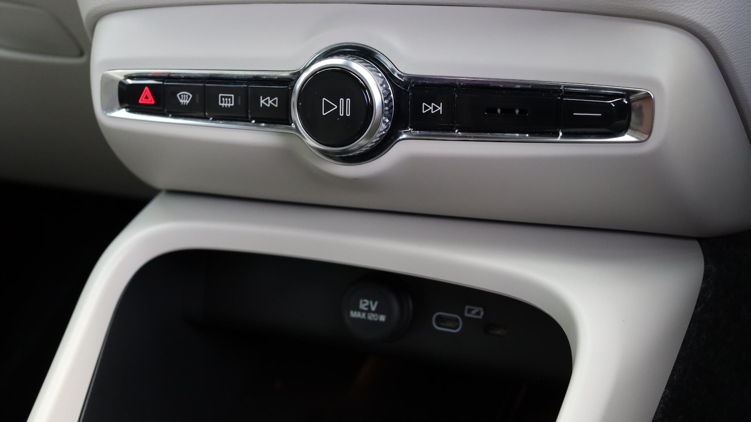 Used Volvo XC40 2025 for sale - 76109083: Photo 43
