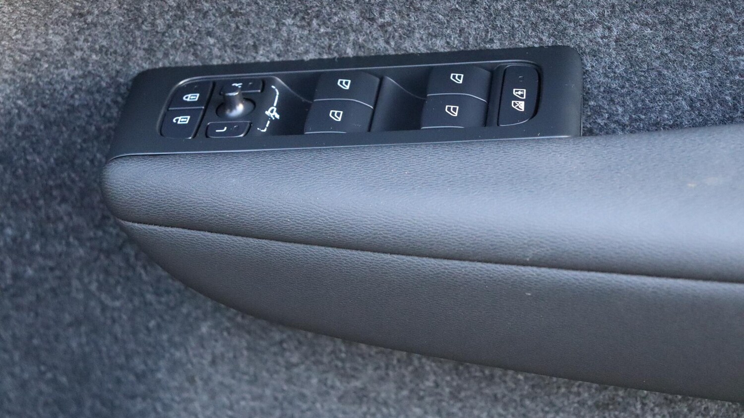 Used Volvo XC40 2025 for sale - 76059293: Photo 24
