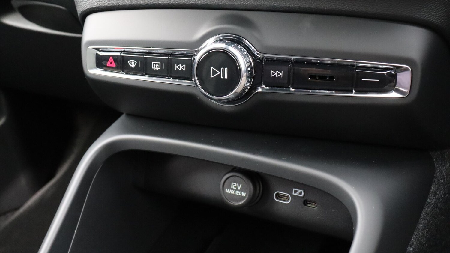 Used Volvo XC40 2025 for sale - 76072611: Photo 40
