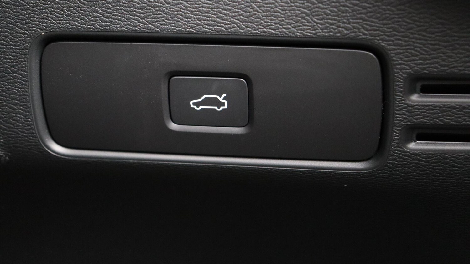 Used Volvo XC40 2025 for sale - 76013811: Photo 41