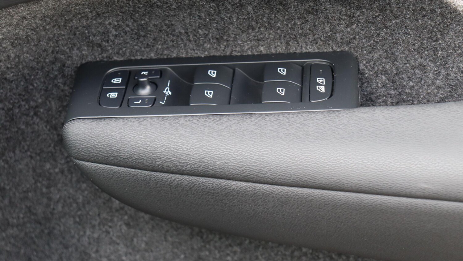 Used Volvo XC40 2023 for sale - 75989793: Photo 24