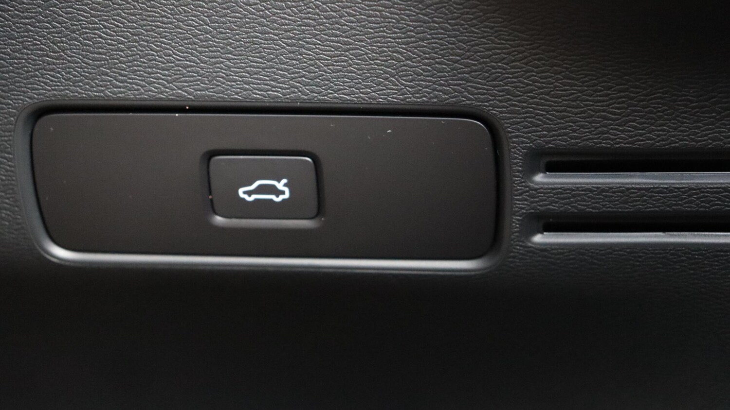 Used Volvo XC40 2023 for sale - 75989793: Photo 44