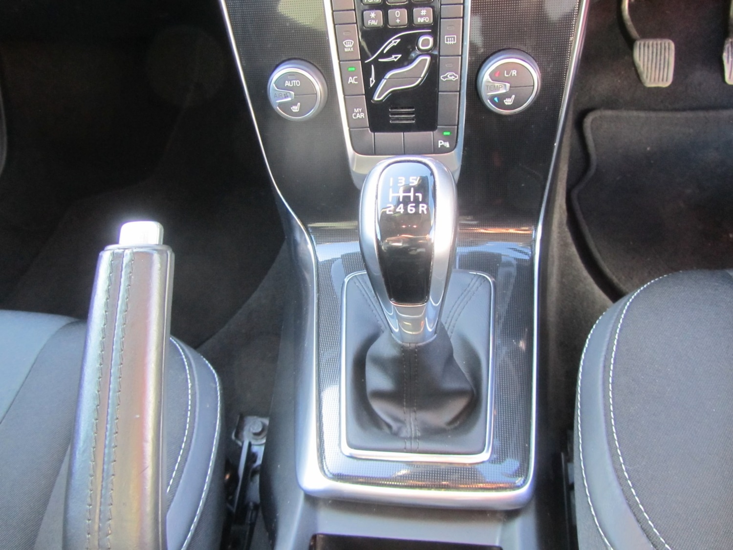 Used Volvo V40 2017 for sale - 77028024: Photo 17