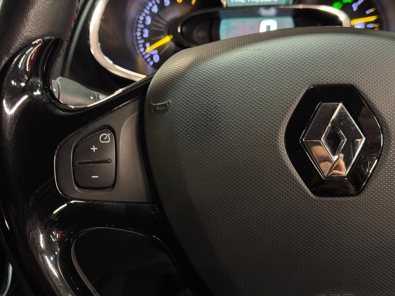 Used Renault Clio 2015 for sale - 76887152: Photo 34