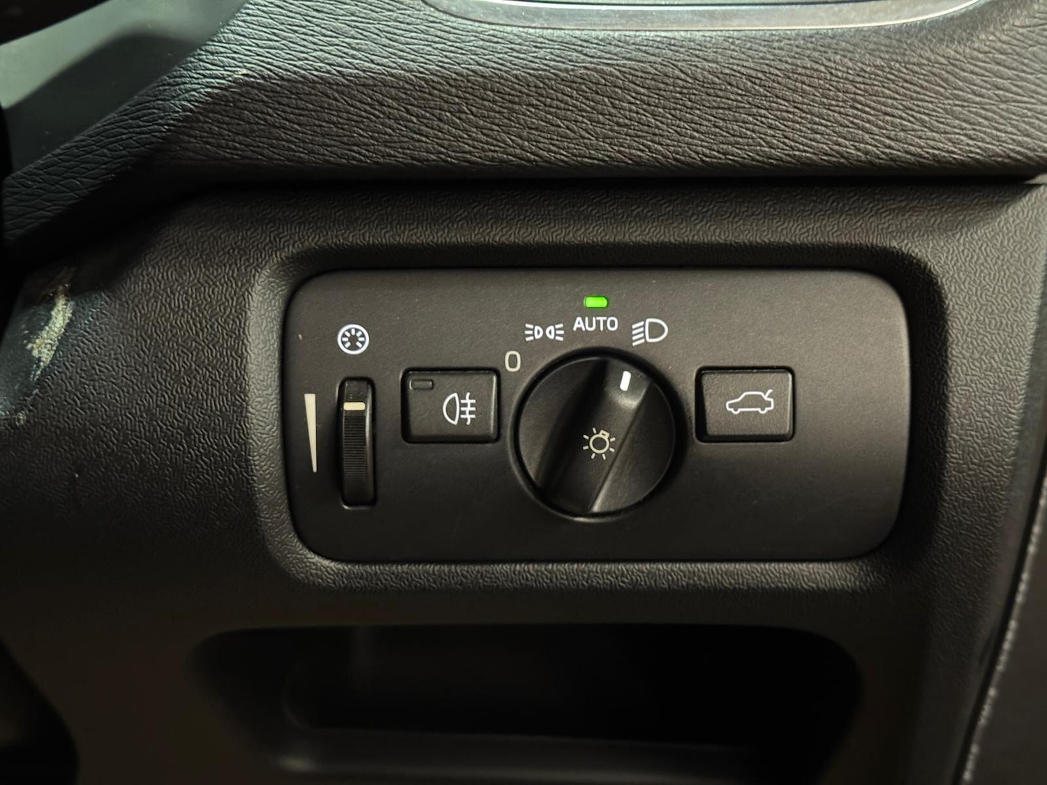 Used Volvo V40 Cross Country for sale - 77073996: Photo 38