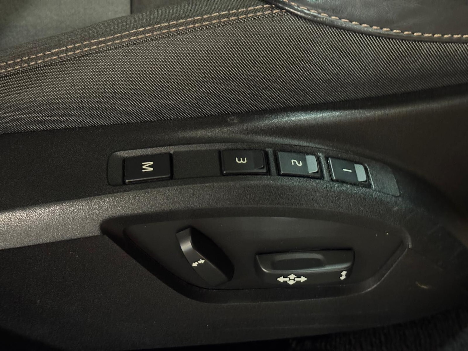 Used Volvo V40 Cross Country for sale - 77073996: Photo 40