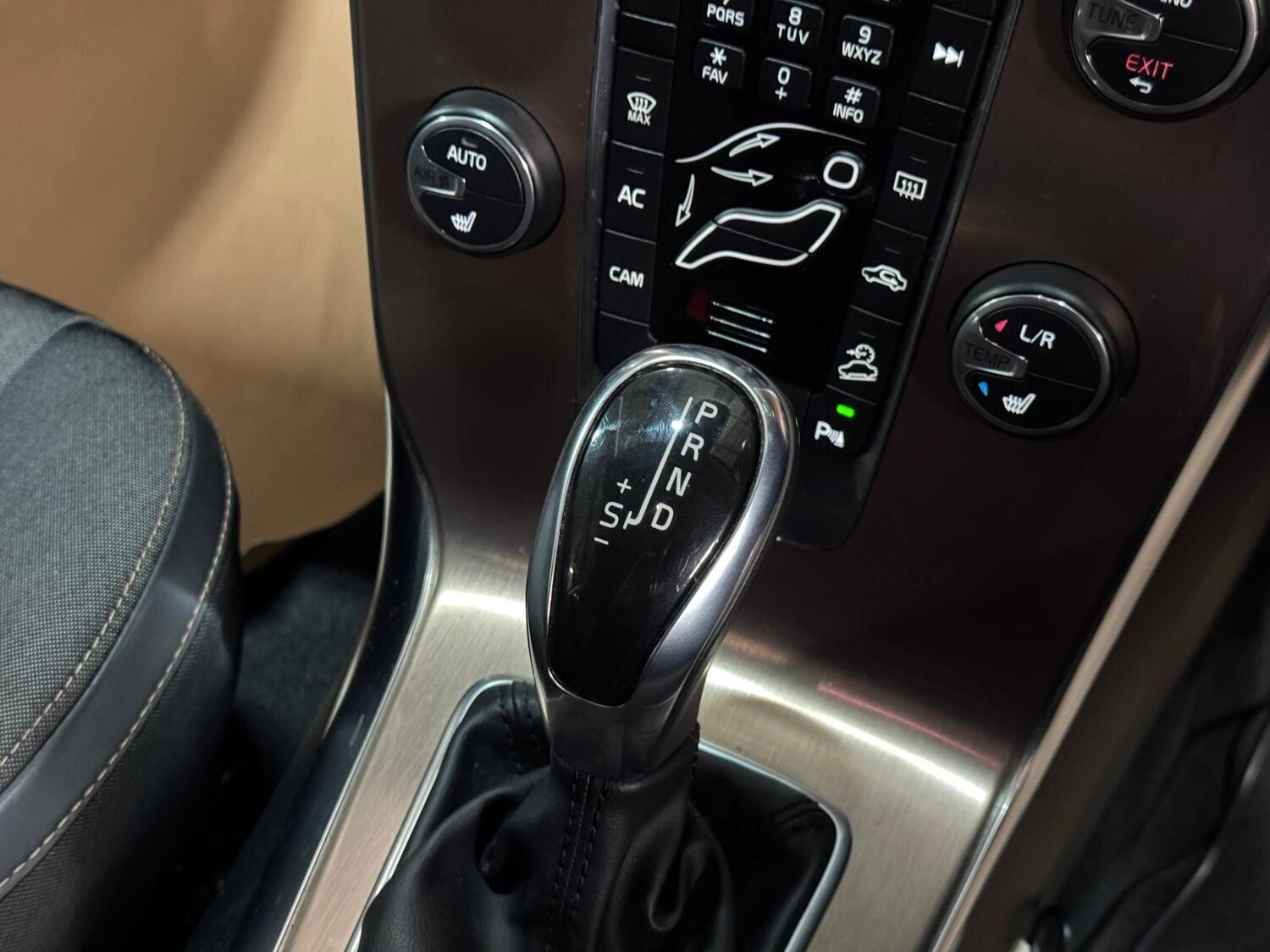 Used Volvo V40 Cross Country for sale - 77073996: Photo 46