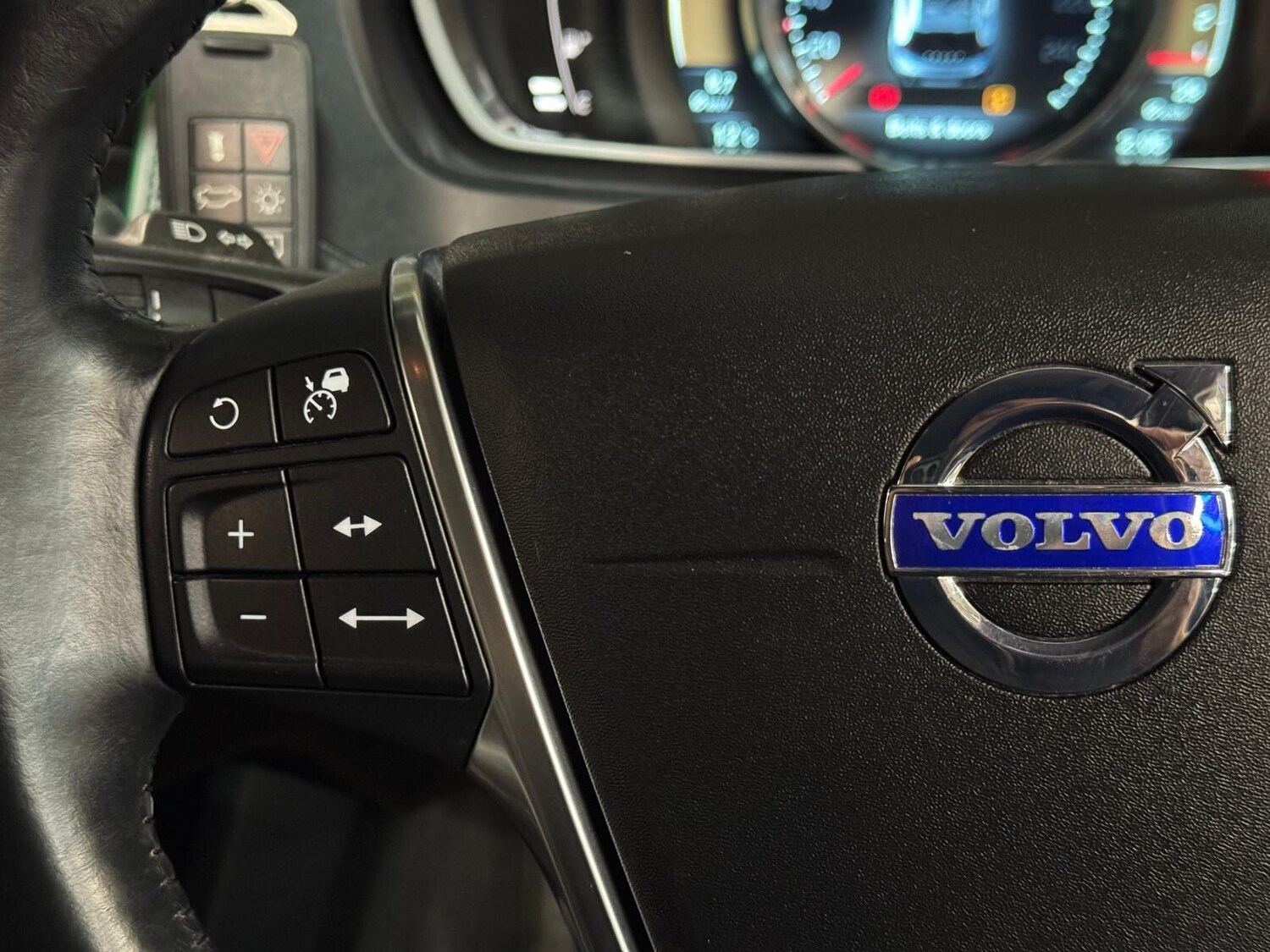 Used Volvo V40 Cross Country for sale - 76839923: Photo 38