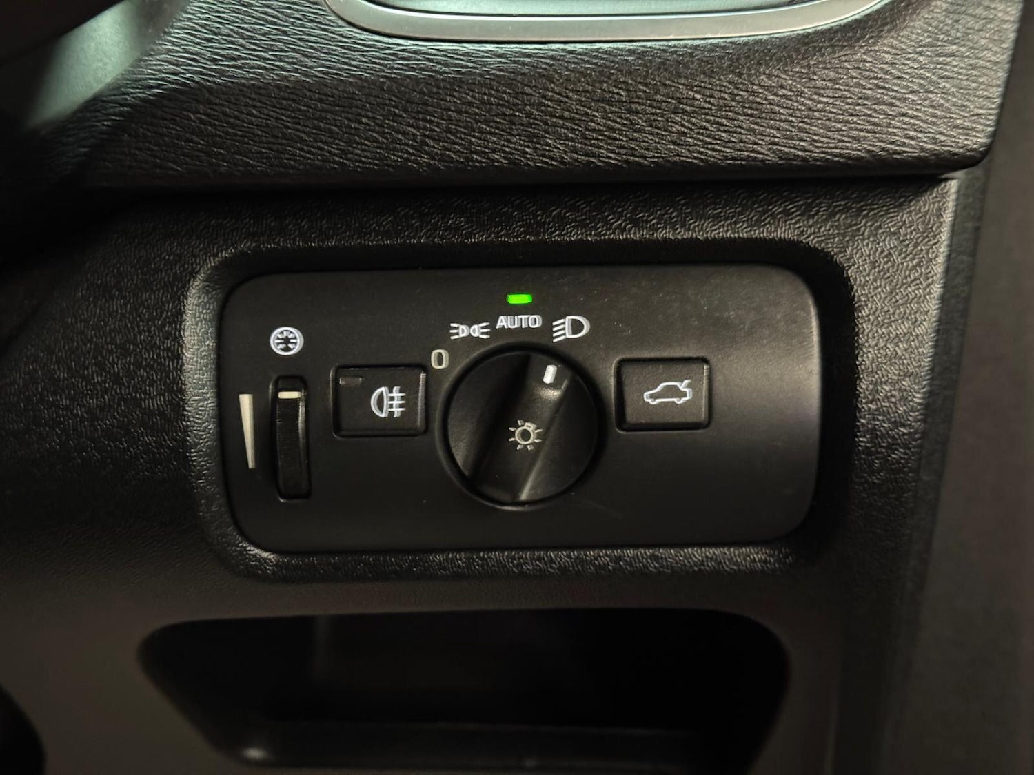 Used Volvo V40 2015 for sale - 77626011: Photo 37