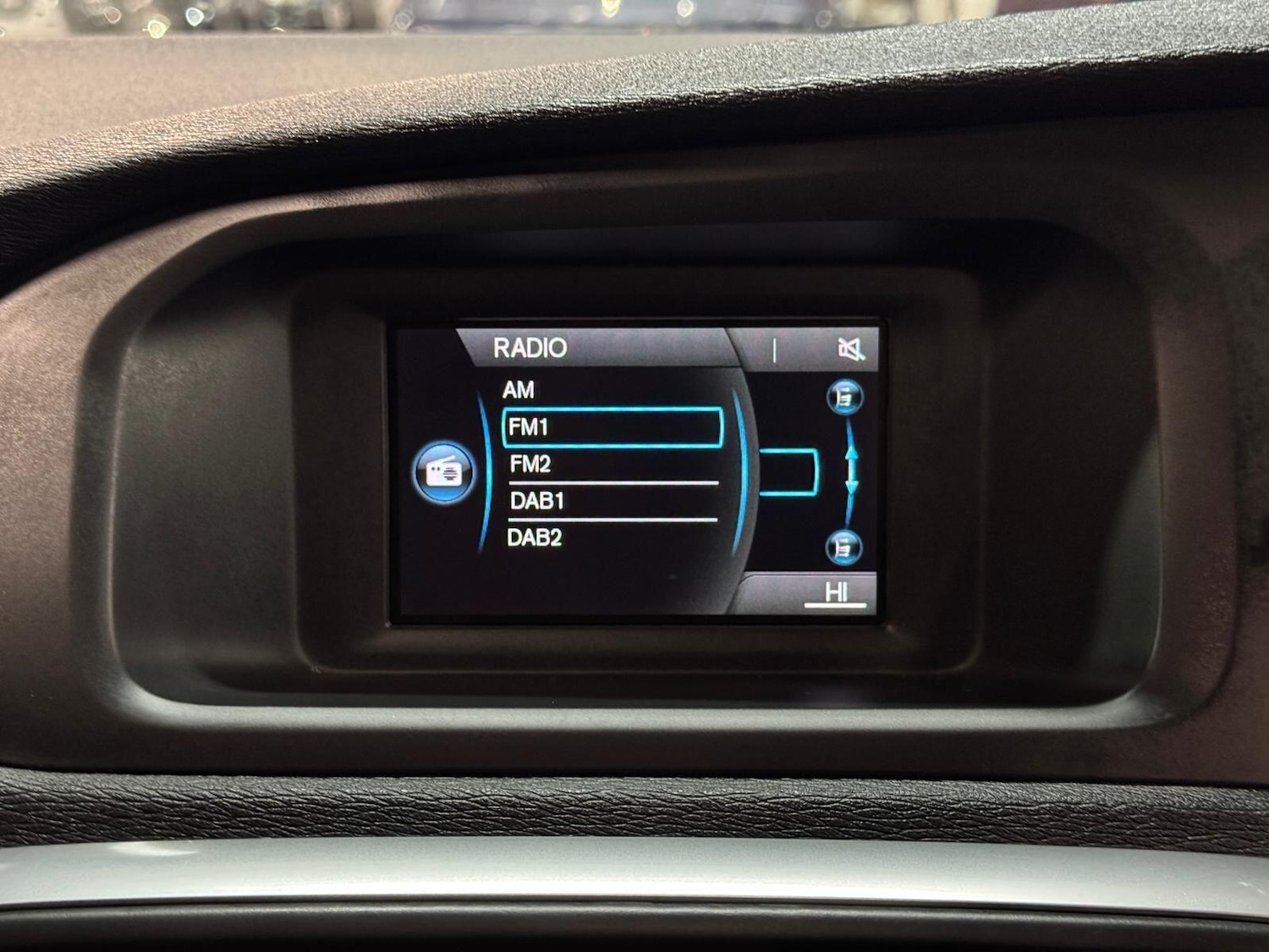 Used Volvo V40 2015 for sale - 77626011: Photo 40