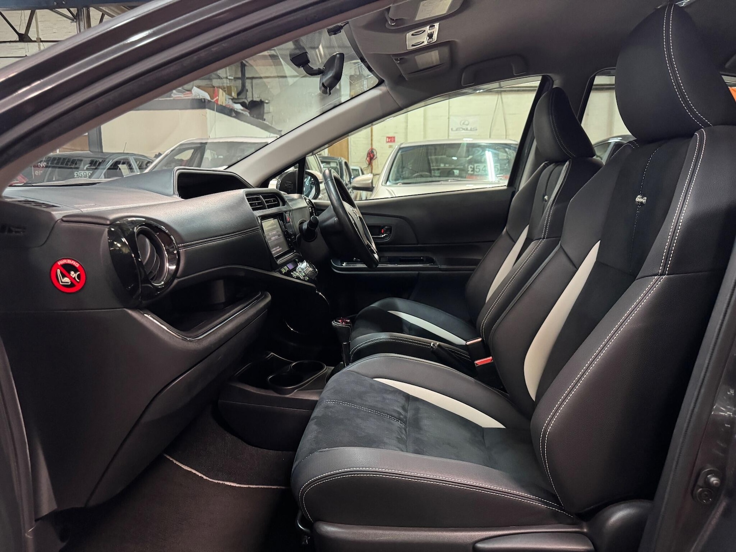 Used Toyota Aqua for sale - 76423812: Photo 22