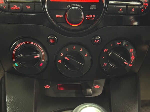 Used Mazda Mazda2 2013 for sale - 76042305: Photo 35