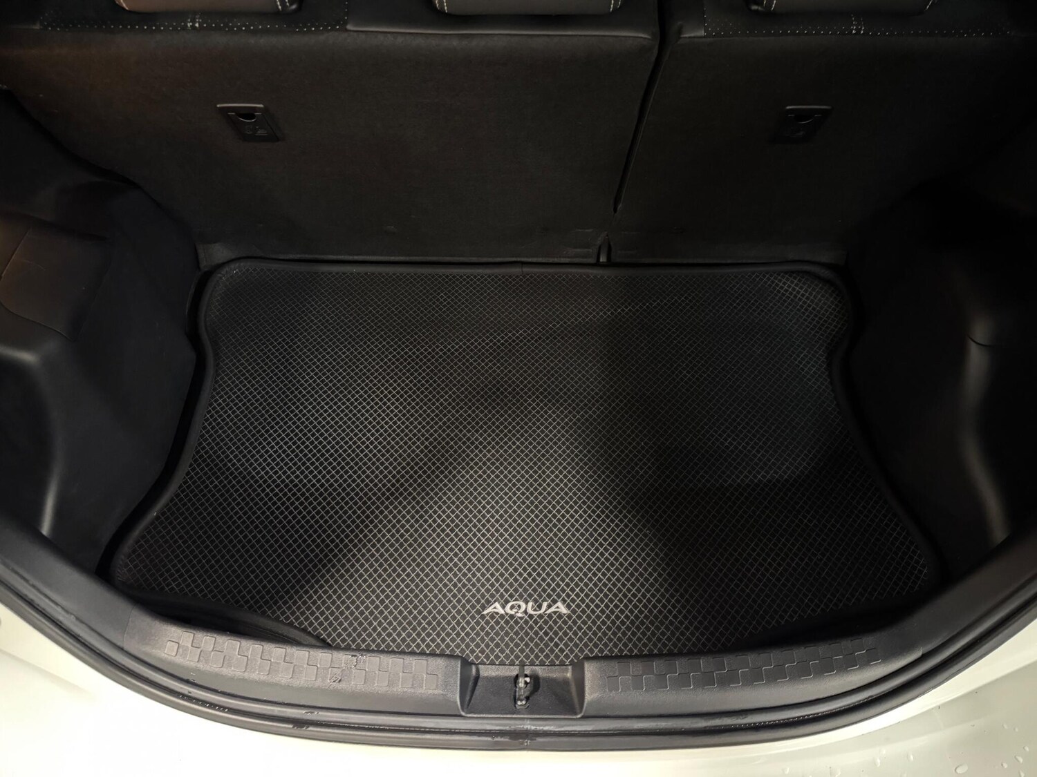 Used Toyota Aqua for sale - 76476560: Photo 18