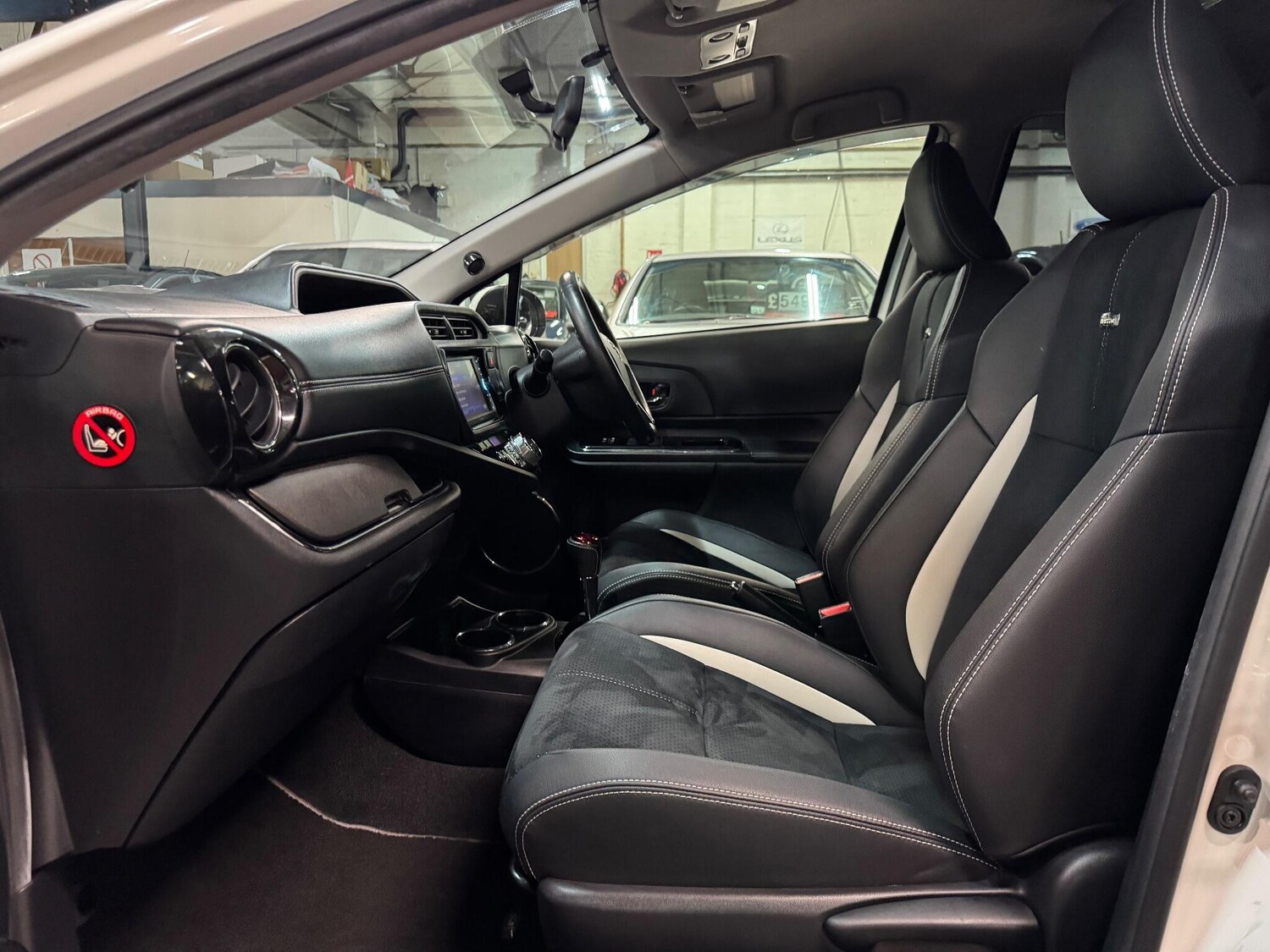 Used Toyota Aqua for sale - 76476560: Photo 22