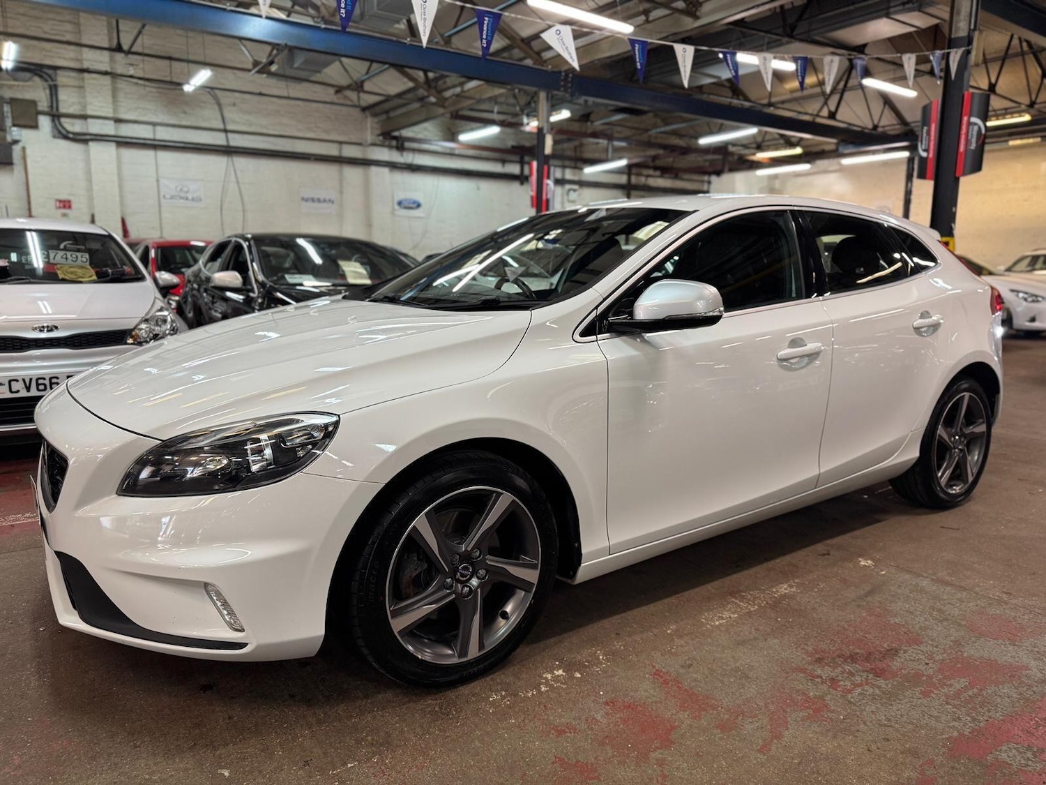 Used Volvo V40 2015 for sale - 77768450: Photo 3
