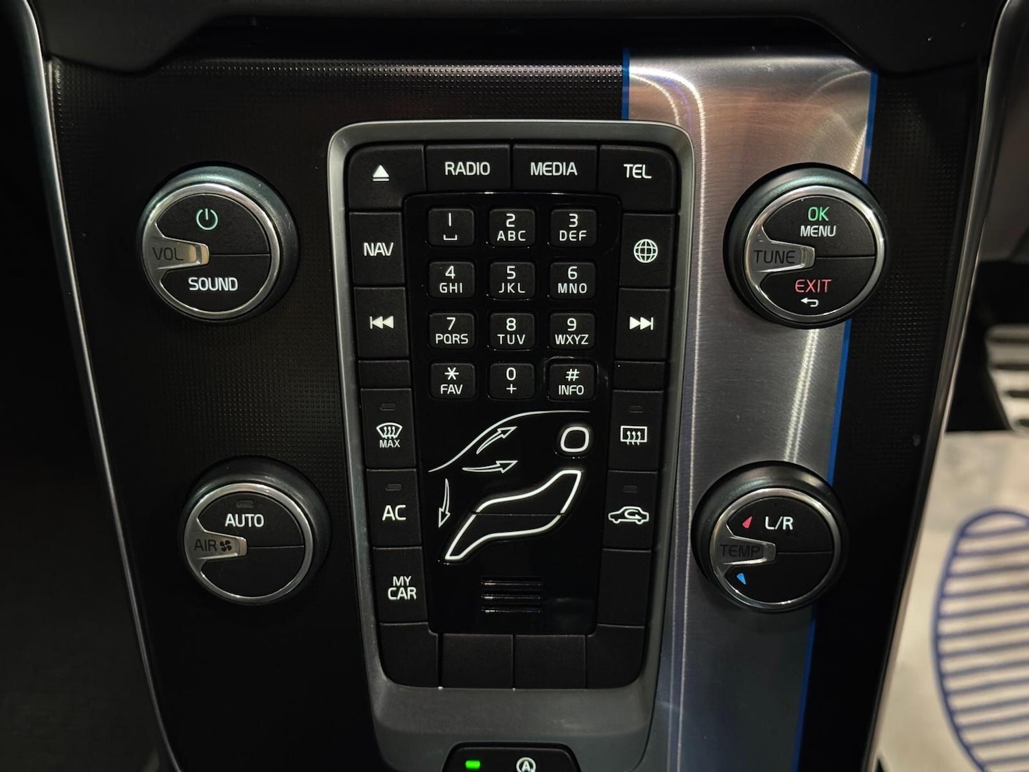 Used Volvo V40 2015 for sale - 77768450: Photo 32