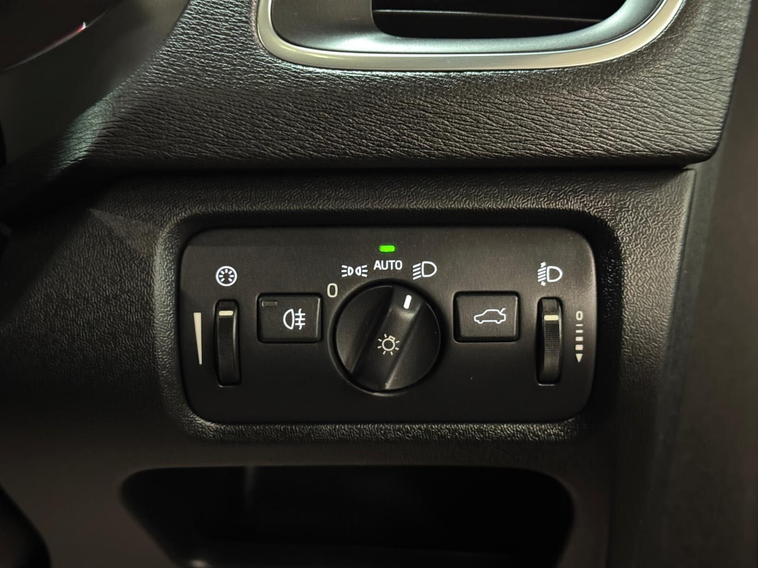 Used Volvo V40 2015 for sale - 77768450: Photo 33