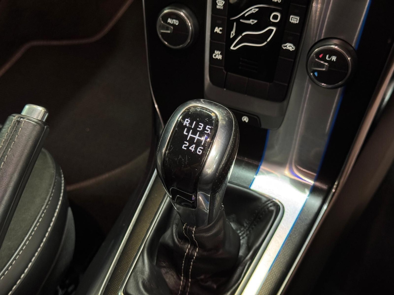 Used Volvo V40 2015 for sale - 77768450: Photo 35