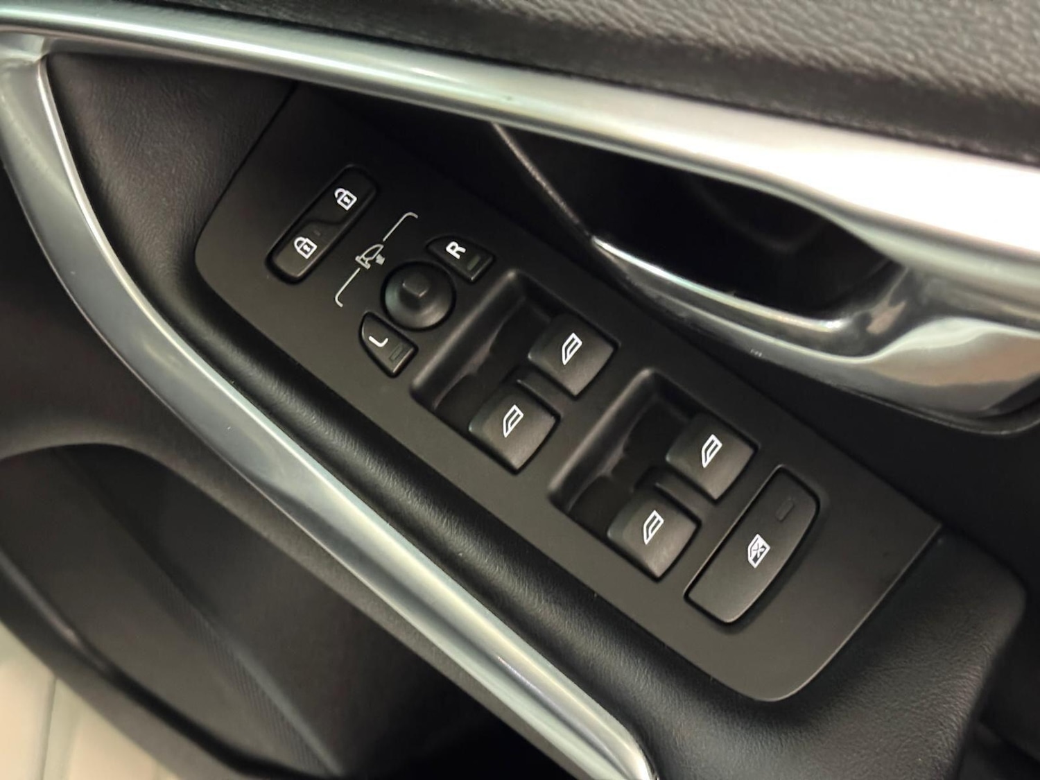 Used Volvo V40 2015 for sale - 77768450: Photo 37