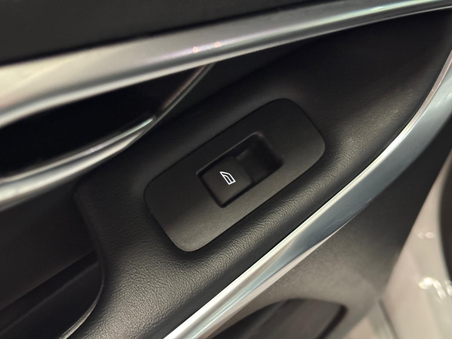 Used Volvo V40 2015 for sale - 77768450: Photo 38