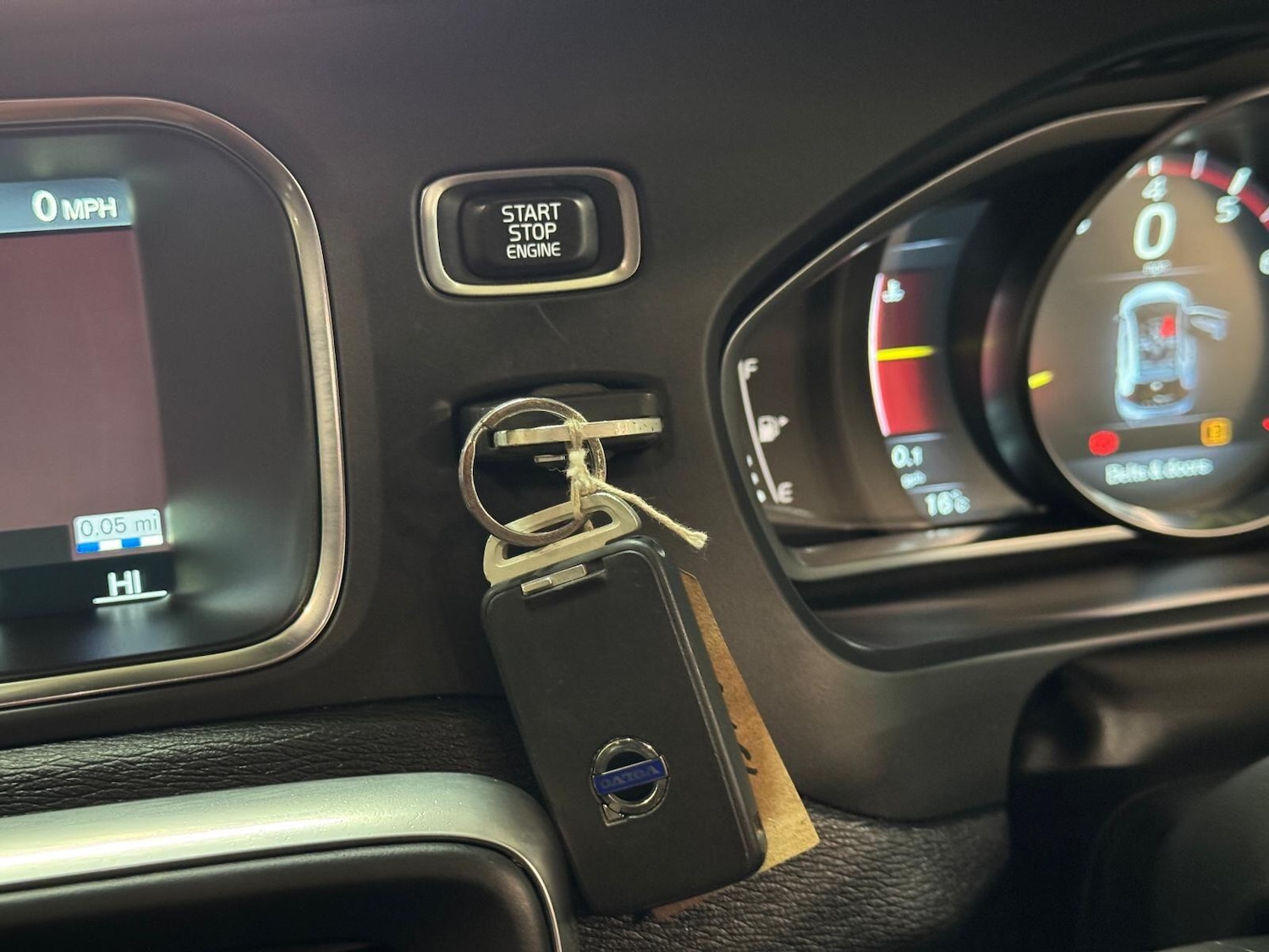 Used Volvo V40 2015 for sale - 77768450: Photo 41