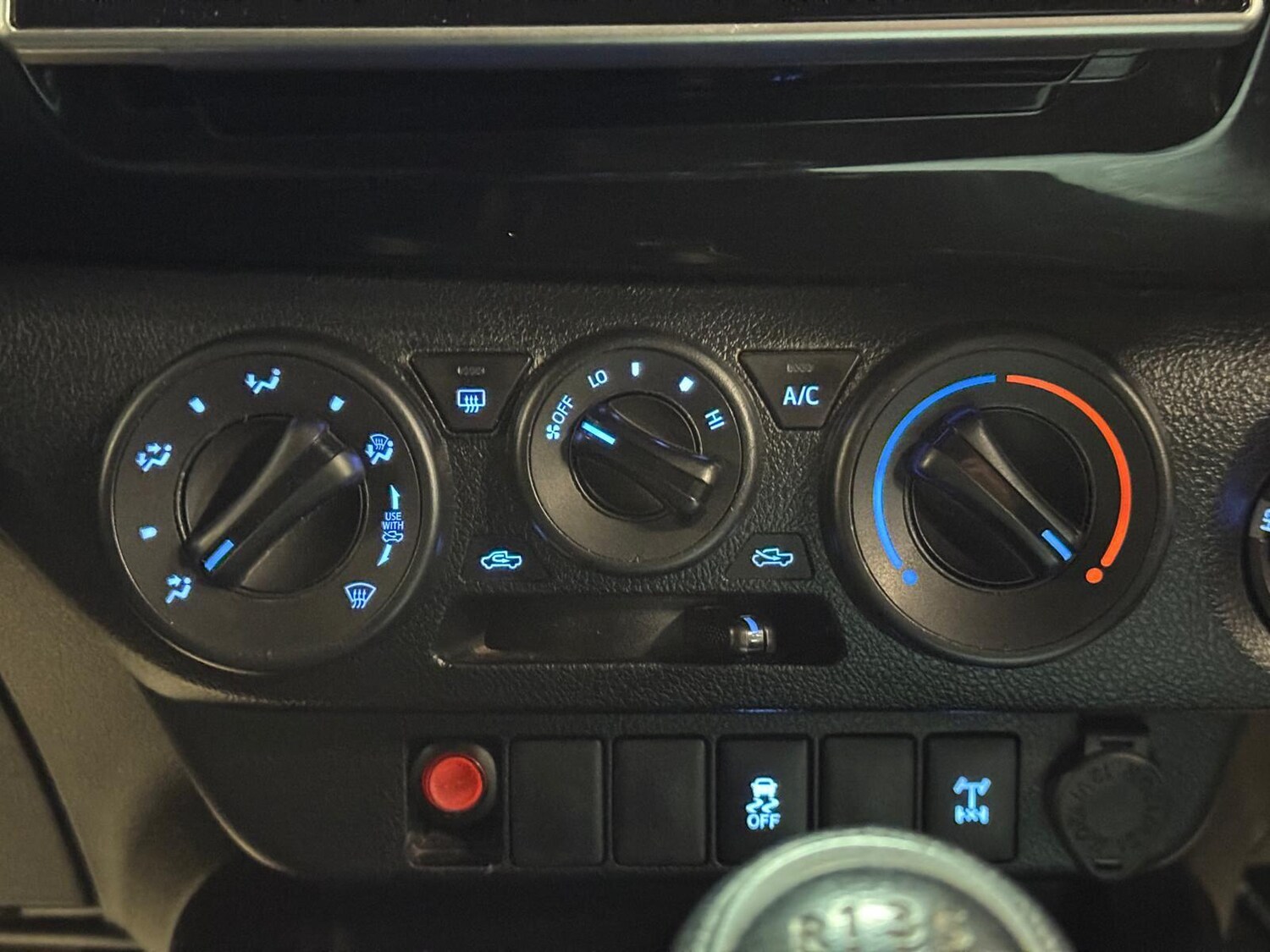 Used Toyota Hilux 2019 for sale - 76727792: Photo 44