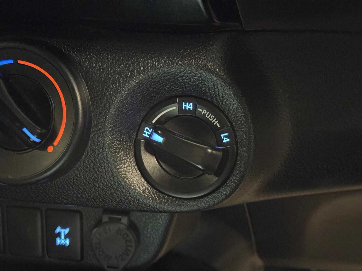 Used Toyota Hilux 2019 for sale - 76727792: Photo 45