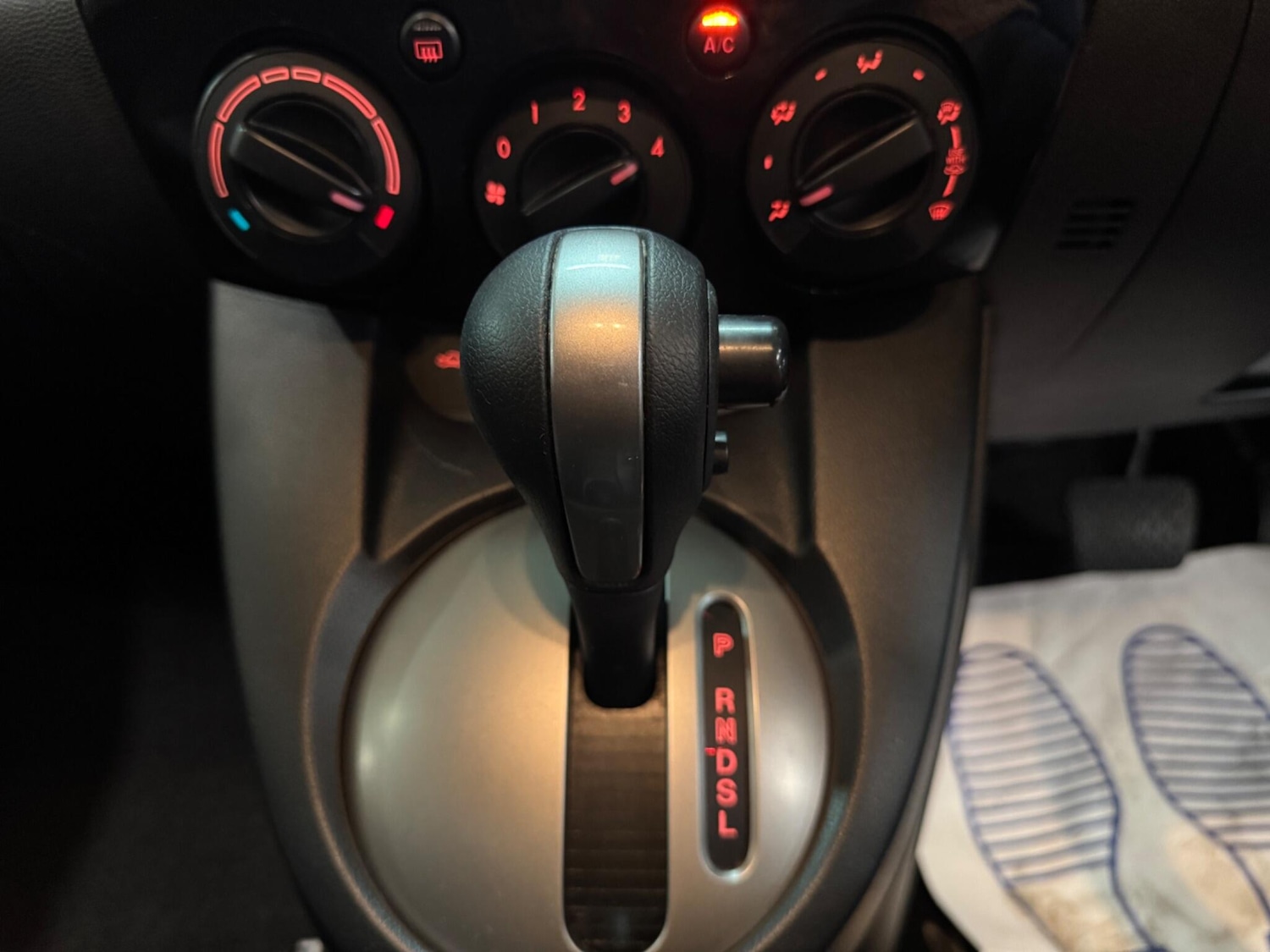 Used Mazda Mazda2 2014 for sale - 76020419: Photo 28