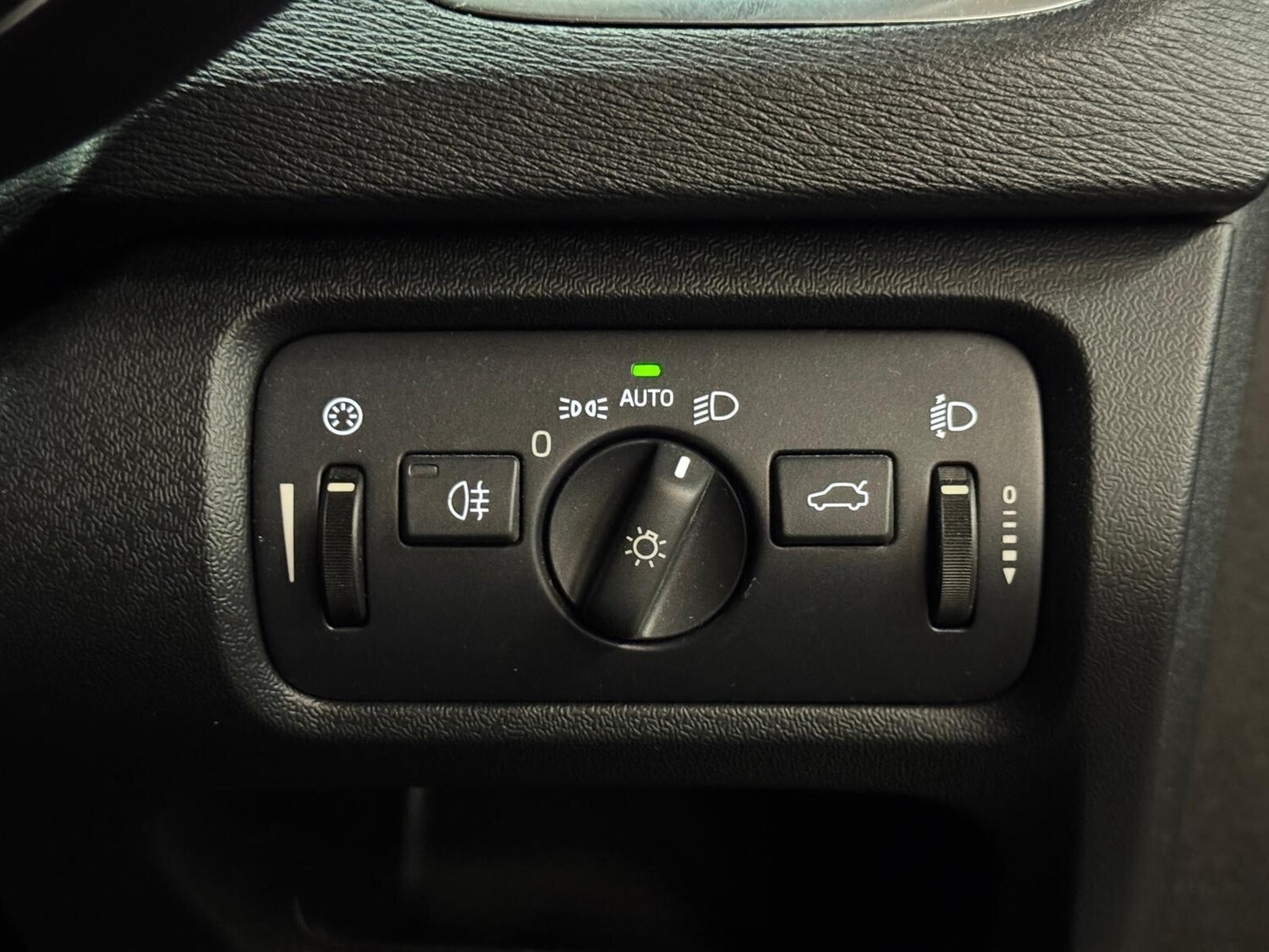 Used Volvo V40 2015 for sale - 77958289: Photo 33