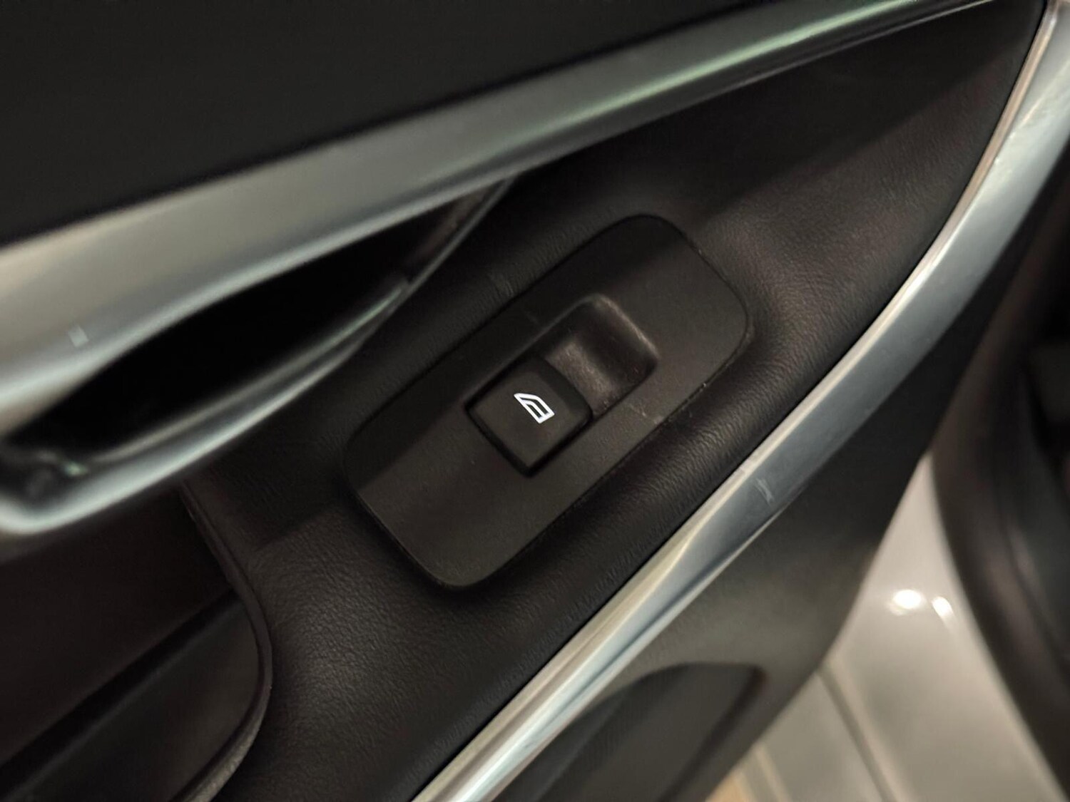 Used Volvo V40 2015 for sale - 77958289: Photo 35