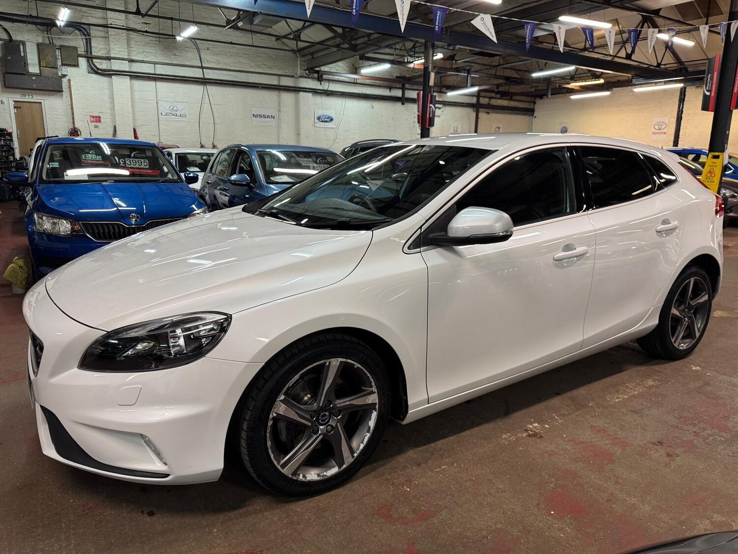 Used Volvo V40 2015 for sale - 77958289: Photo 9