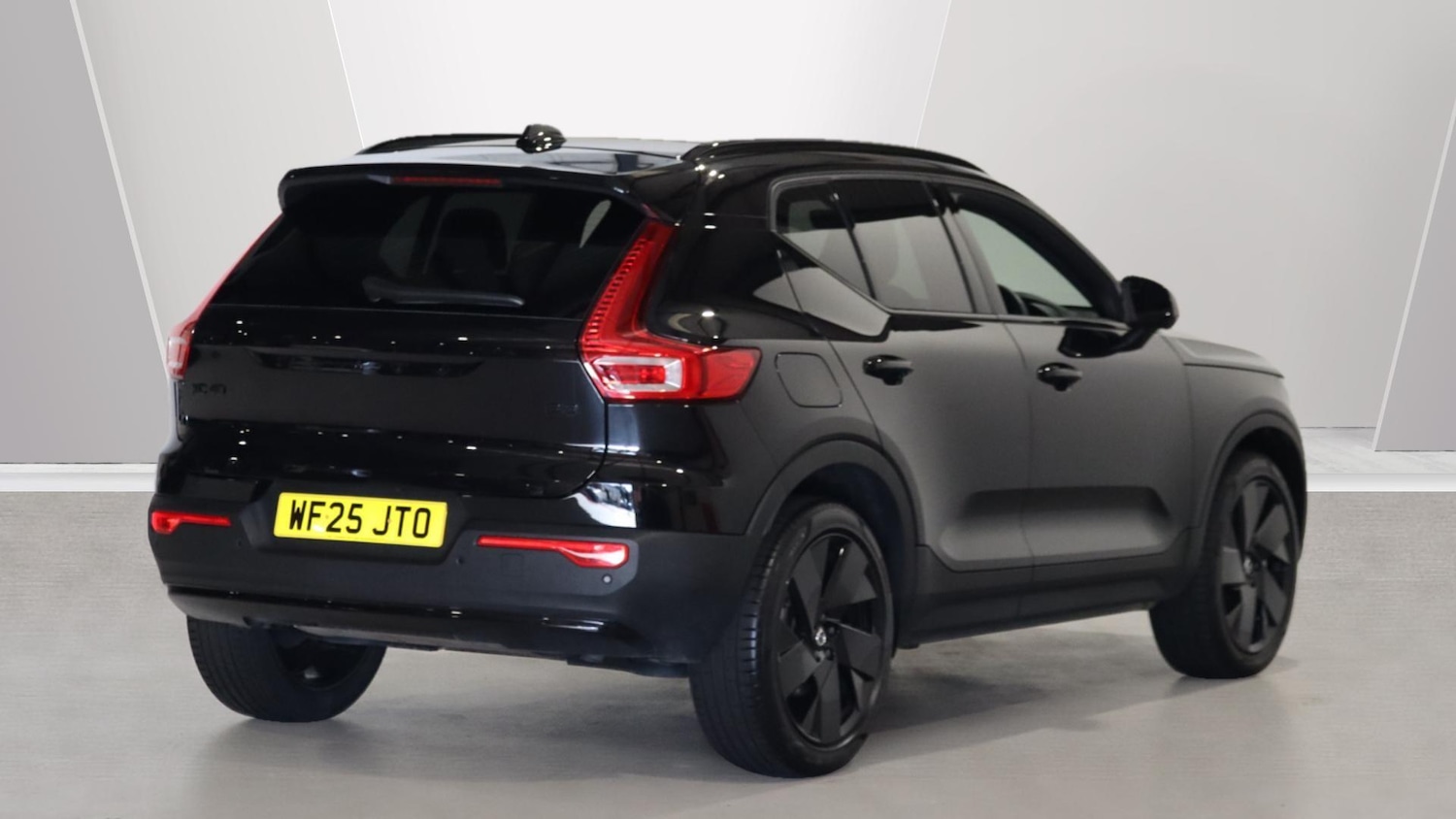 Used Volvo XC40 2025 for sale - 76060485: Photo 2