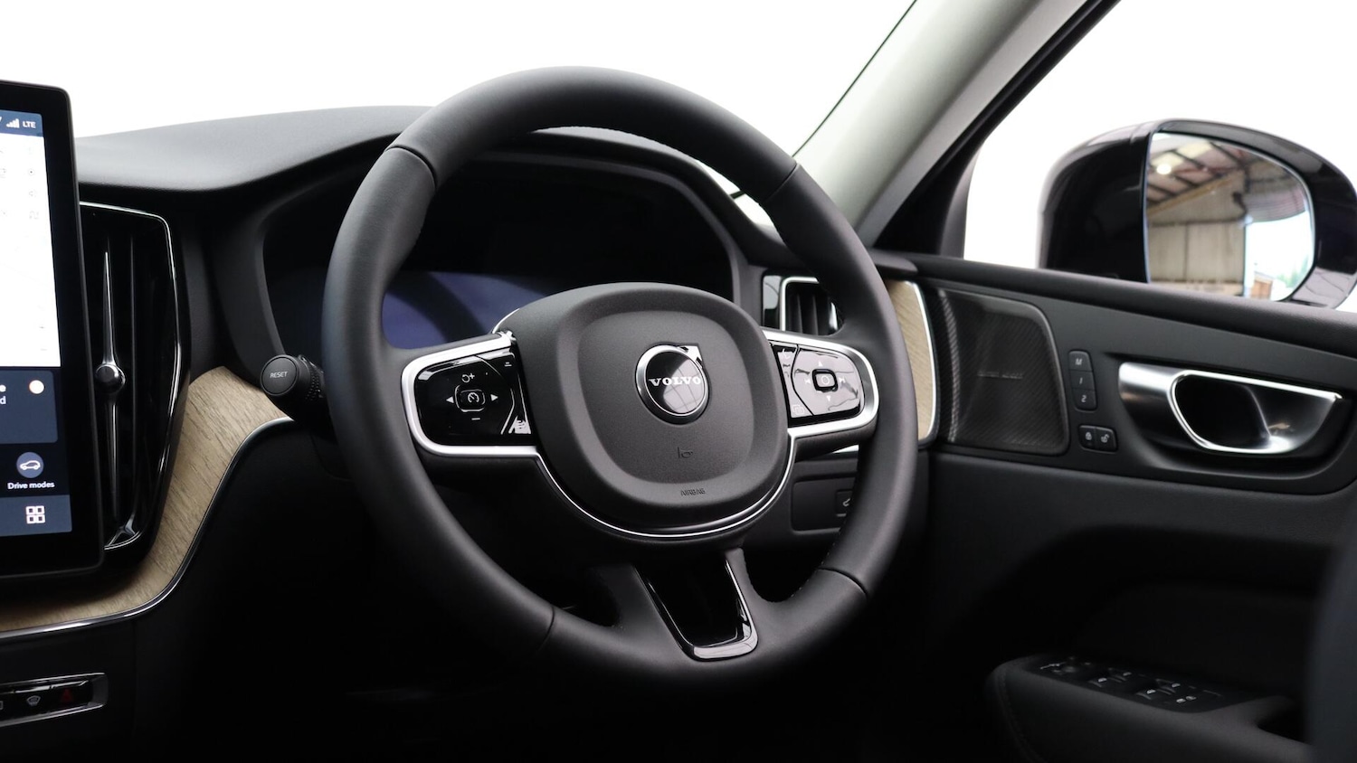 Used Volvo XC60 2025 for sale - 76151849: Photo 8
