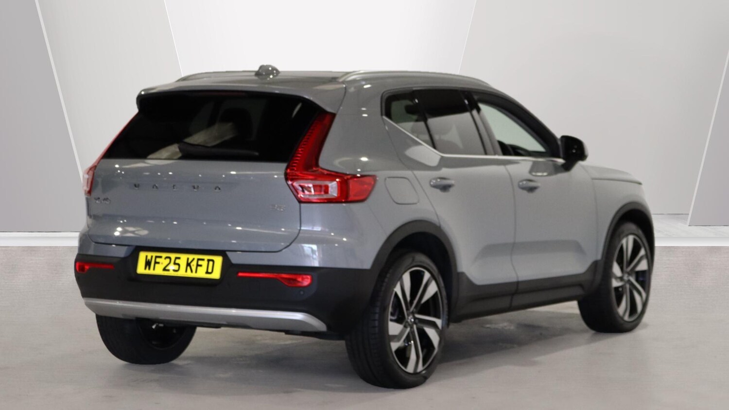 Used Volvo XC40 2025 for sale - 75990641: Photo 2