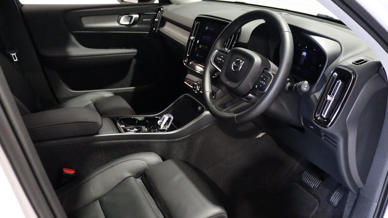 Used Volvo XC40 2025 for sale - 76137756: Photo 4