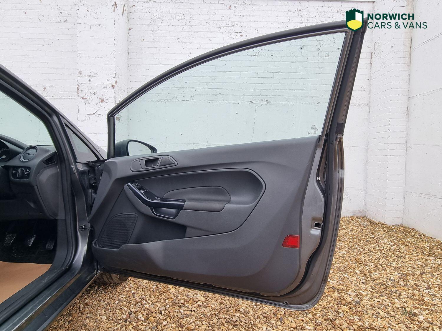 Used Ford Fiesta Van 2016 for sale - 76794172: Photo 11