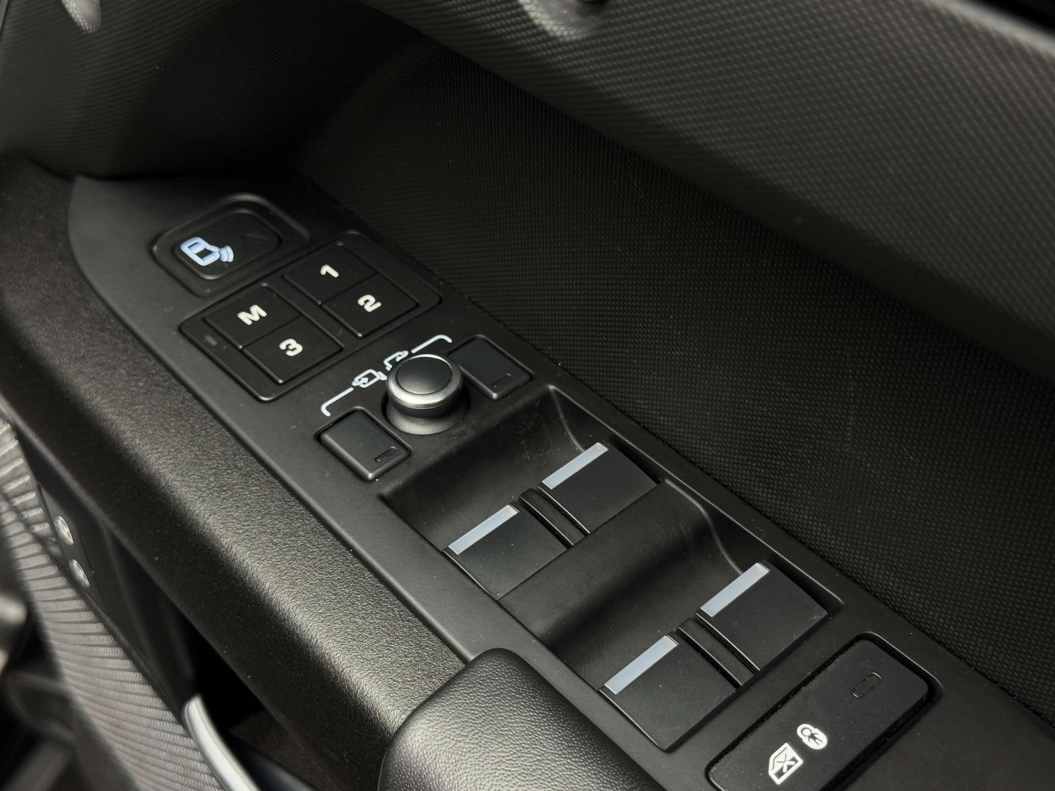 Used Land Rover Defender 2021 for sale - 76387481: Photo 35