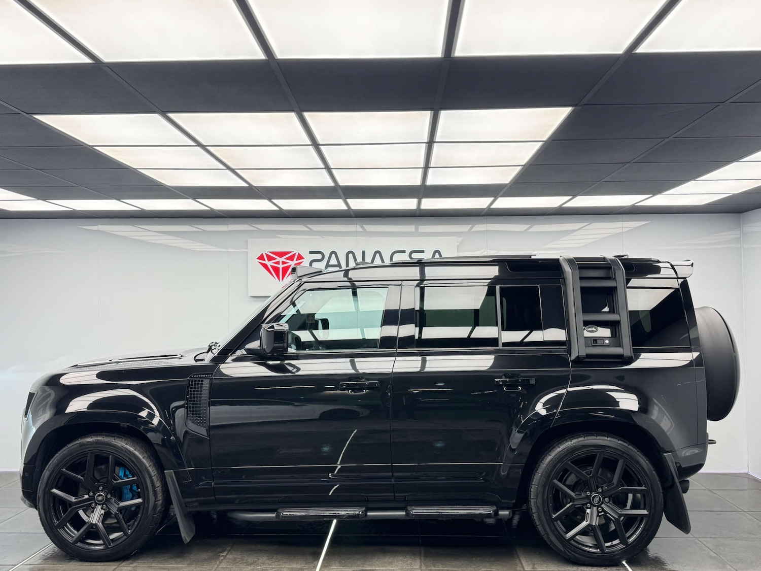 Used Land Rover Defender 2021 for sale - 76600711: Photo 2