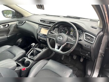 Used Nissan Qashqai 2017 for sale - 76113116: Photo 2