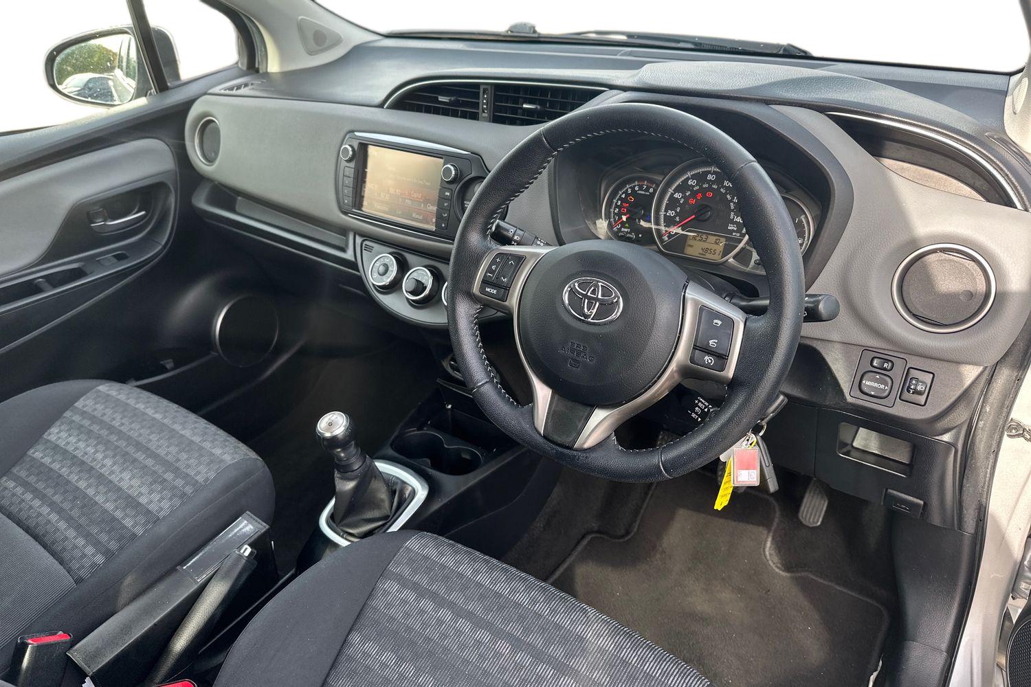 Used Toyota Yaris 2016 for sale - 76362364: Photo 2