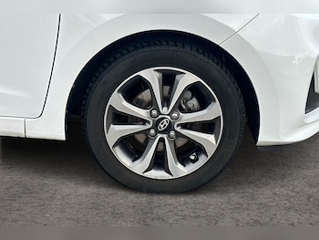 Used Hyundai i10 2019 for sale - 76411493: Photo