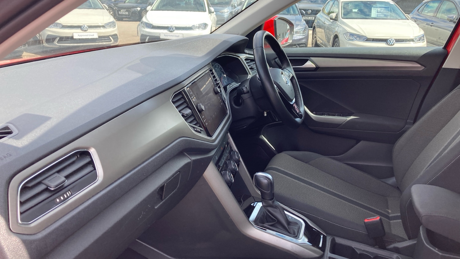 Used Volkswagen T-Roc 2020 for sale - 76319523: Photo 2